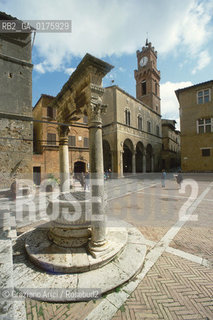 TOSCANA , PIENZA : PIAZZA PIO II - © 2002 Graziano Arici/Rosebud2 / GEO / ARCHITETTURA / RINASCIMENTO / POZZO