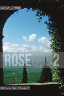 TOSCANA , PIENZA : GIARDINO DI PALAZZO PICCOLOMINI : PANORAMA SULLA VAL DORCIA  - © 2002 Graziano Arici/Rosebud2 / GEO / ARCHITETTURA / RINASCIMENTO