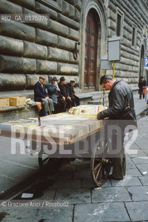 TOSCANA , FIRENZE : MERCATINO DI LIBRI A S.CROCE  - © 2002 Graziano Arici/Rosebud2 / GEO /