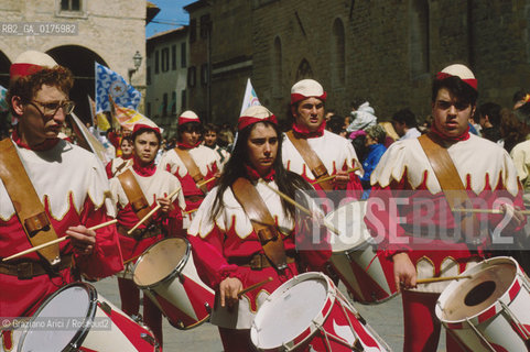 TOSCANA , (PISA) : VOLTERRA - SBANDIERATORI   - © 2002 Graziano Arici/Rosebud2 / GEO