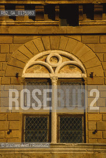 TOSCANA , PIENZA : PALAZZO PICCOLOMINI  - © 2002 Graziano Arici/Rosebud2 / GEO / ARCHITETTURA / RINASCIMENTO / FINESTRA