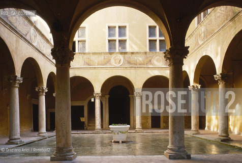 TOSCANA , PIENZA : CORTILE DI PALAZZO PICCOLOMINI  - © 2002 Graziano Arici/Rosebud2 / GEO / ARCHITETTURA / RINASCIMENTO