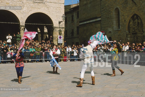 TOSCANA , (PISA) : VOLTERRA - SBANDIERATORI   - © 2002 Graziano Arici/Rosebud2 / GEO