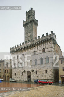 TOSCANA , (SIENA) : MONTEPULCIANO - PIAZZA GRANDE E PALAZZO COMUNALE   - © 2002 Graziano Arici/Rosebud2 / GEO