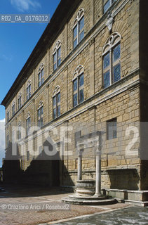 TOSCANA , PIENZA : PIAZZA PIO II E DUOMO  - © 2002 Graziano Arici/Rosebud2 / GEO / ARCHITETTURA / RINASCIMENTO / POZZO