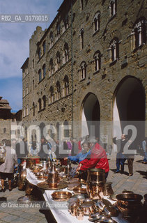 TOSCANA , (PISA) : PIAZZA DEI PRIORI - MERCATO   - © 2002 Graziano Arici/Rosebud2 / GEO