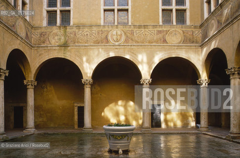 TOSCANA , PIENZA : CORTILE DI PALAZZO PICCOLOMINI  - © 2002 Graziano Arici/Rosebud2 / GEO / ARCHITETTURA / RINASCIMENTO
