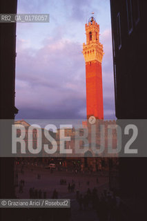 TOSCANA , SIENA : PIAZZA DEL CAMPO E TORRE DEL MANGIA   - © 2002 Graziano Arici/Rosebud2 / GEO / ARCHITETTURA / GOTICO