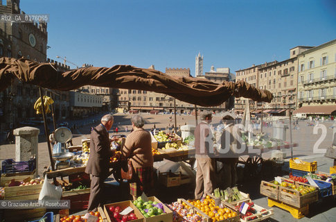 TOSCANA , SIENA : PIAZZA DEL CAMPO : MERCATO   - © 2002 Graziano Arici/Rosebud2 / GEO