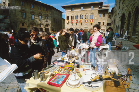 TOSCANA , (PISA) : PIAZZA DEI PRIORI - MERCATO   - © 2002 Graziano Arici/Rosebud2 / GEO