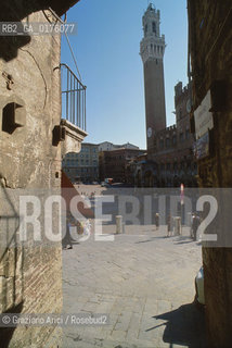 TOSCANA , SIENA : PIAZZA DEL CAMPO E TORRE DEL MANGIA   - © 2002 Graziano Arici/Rosebud2 / GEO / ARCHITETTURA / GOTICO
