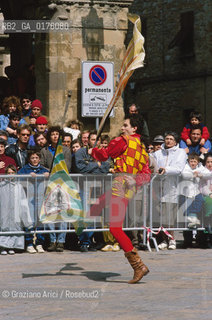 TOSCANA , (PISA) : VOLTERRA - SBANDIERATORI   - © 2002 Graziano Arici/Rosebud2 / GEO