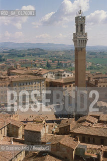TOSCANA , SIENA : PIAZZA DEL CAMPO E TORRE DEL MANGIA   - © 2002 Graziano Arici/Rosebud2 / GEO / ARCHITETTURA / GOTICO
