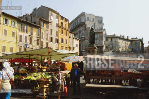 LAZIO, ROMA : CAMPO DEI FIORI - MONUMENTO A GIORDANO BRUNO  - © 1995 Graziano Arici/Rosebud2 / GEO / PIAZZA /  MERCATO