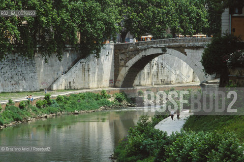 LAZIO, ROMA : TEVERE, LUNGOTEVERE - © 1995 Graziano Arici/Rosebud2 / GEO / FIUME