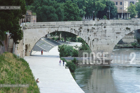 LAZIO, ROMA : TEVERE, LUNGOTEVERE - © 1995 Graziano Arici/Rosebud2 / GEO / FIUME