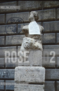 LAZIO, ROMA : PALAZZO BRASCHI - STATUA DI PASQUINO  - © 1995 Graziano Arici/Rosebud2 / GEO / STATUE PARLANTI