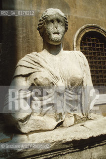 LAZIO, ROMA : PALAZZETTO VENEZIA - STATUA DI MADAMA LUCREZIA   - © 1995 Graziano Arici/Rosebud2 / GEO / STATUE PARLANTI