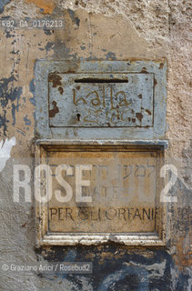 LAZIO, ROMA : PORTICO DI OTTAVIA - GHETTO EBRAICO : BUCA PER LE OFFERTE    - © 1995 Graziano Arici/Rosebud2 / GEO / EBREI