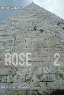 LAZIO, ROMA : PIRAMIDE DI CAIO CESTIO - © 1995 Graziano Arici/Rosebud2 / GEO / ARCHEO