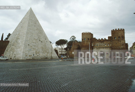 LAZIO, ROMA : PIRAMIDE DI CAIO CESTIO E PORTA S.PAOLO - © 1995 Graziano Arici/Rosebud2 / GEO / ARCHEO