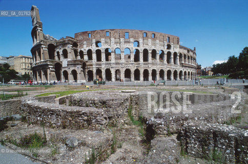 LAZIO, ROMA : COLOSSO E ROVINE DELLA META SUDANTE  - © 1995 Graziano Arici/Rosebud2 / GEO / ARCHEO / ANFITEATRO / FONTANA