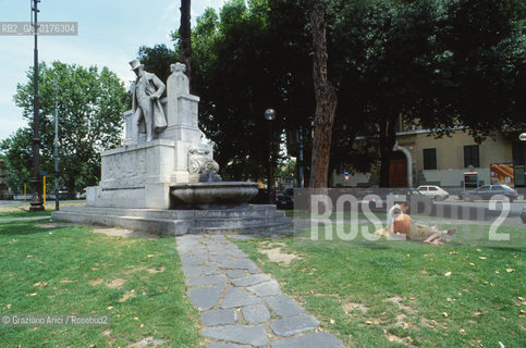 LAZIO, ROMA :  TRASTEVERE - MONUMENTO A TRILUSSA   - © 1995 Graziano Arici/Rosebud2 / GEO