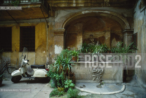 LAZIO, ROMA :  CORTILE DEL CENTRO   - © 1995 Graziano Arici/Rosebud2 / GEO
