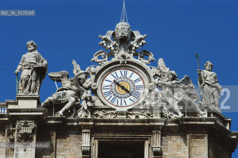 LAZIO, ROMA, VATICANO :  PIAZZA S.PIETRO  - © 1995 Graziano Arici/Rosebud2 / GEO / OROLOGIO