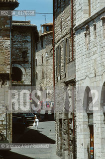 UMBRIA, ASSISI : STRADINA DEL CENTRO   - © 2002 Graziano Arici/Rosebud2 / GEO