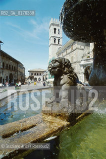 UMBRIA, ASSISI : PIAZZA DEL COMUNE - FONTANA  - © 2002 Graziano Arici/Rosebud2 / GEO