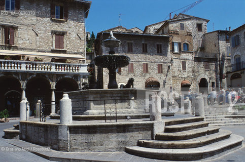 UMBRIA, ASSISI : PIAZZA DEL COMUNE - FONTANA   - © 2002 Graziano Arici/Rosebud2 / GEO