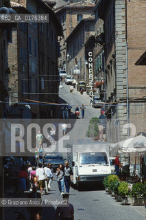 MARCHE, URBINO : UNA VIA DEL CENTRO  - © 2002 Graziano Arici/Rosebud2 / GEO