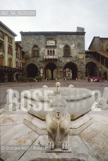 LOMBARDIA, BERGAMO : PIAZZA VECCHIA    - © 2002 Graziano Arici/Rosebud2 / GEO / FONTANA