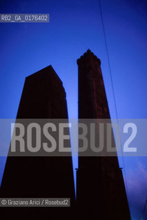 EMILIA-ROMAGNA, BOLOGNA : LE TORRI PENDENTI    - © 2002 Graziano Arici/Rosebud2 / GEO