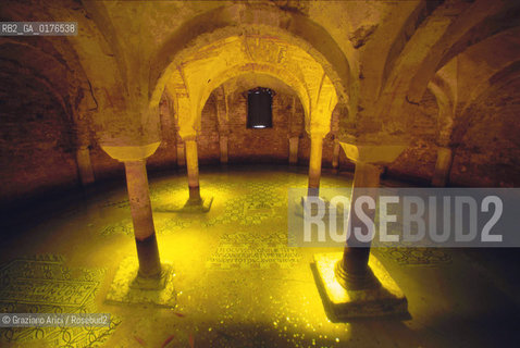 EMILIA-ROMAGNA,  RAVENNA : S.VITALE - CRIPTA  - © 2002 Graziano Arici/Rosebud2 / GEO / BIZANTINA / CHIESA / MOSAICI