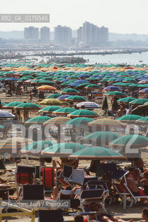 EMILIA-ROMAGNA, (FORLI) RIMINI : LA SPIAGGIA  - © 2002 Graziano Arici/Rosebud2 / GEO