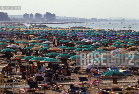 EMILIA-ROMAGNA, (FORLI) RIMINI : LA SPIAGGIA  - © 2002 Graziano Arici/Rosebud2 / GEO