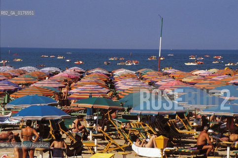 EMILIA-ROMAGNA, (FORLI) RIMINI : LA SPIAGGIA  - © 2002 Graziano Arici/Rosebud2 / GEO
