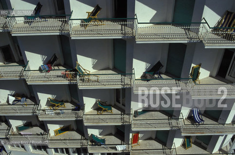 MARCHE, (ANCONA) SENIGALLIA : FINESTRE  - © 2002 Graziano Arici/Rosebud2 / GEO / SDRAIO / BALCONE
