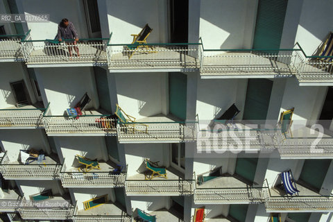 MARCHE, (ANCONA) SENIGALLIA : FINESTRE  - © 2002 Graziano Arici/Rosebud2 / GEO / SDRAIO / BALCONE