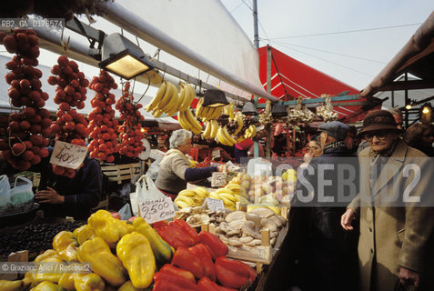 PIEMONTE, TORINO : MERCATO DI PORTA PALAZZO  - © 2002 Graziano Arici/Rosebud2 / GEO