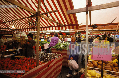 PIEMONTE, TORINO : MERCATO DI PORTA PALAZZO  - © 2002 Graziano Arici/Rosebud2 / GEO