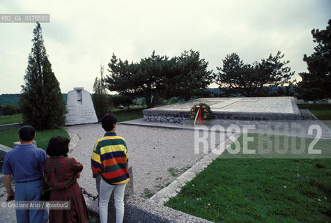 FRIULI-VENEZIA GIULIA, TRIESTE : MONUMENTO SULLA FOIBA DI BASOVIZZA  - © 2002 Graziano Arici/Rosebud2 / GEO / PROBLEMA ISTRIANO