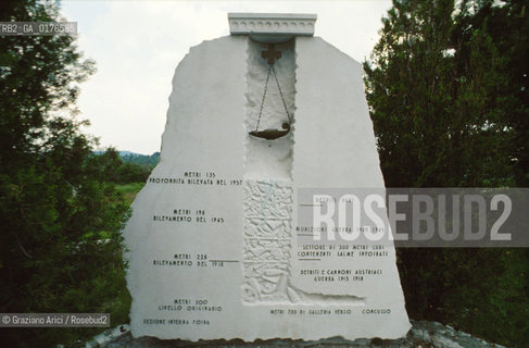 FRIULI-VENEZIA GIULIA, TRIESTE : MONUMENTO SULLA FOIBA DI BASOVIZZA  - © 2002 Graziano Arici/Rosebud2 / GEO / PROBLEMA ISTRIANO