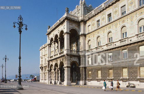 FRIULI-VENEZIA GIULIA, TRIESTE : PIAZZA DELLUNITA DITALIA  - © 2002 Graziano Arici/Rosebud2 / GEO / LLOYD TRIESTINO