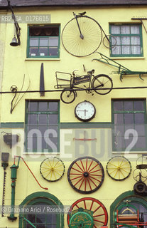 IRLANDA (MUNSTER) CORK : NEGOZIO DI ROBIVECCHI    -©Graziano Arici/Rosebud2 / GEO / BICICLETTA