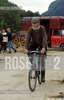 IRLANDA (MUNSTER-KERRY) KILLARNEY NATIONAL PARK : CONTADINO IN BICICLETTA   - ©Graziano Arici/Rosebud2 / GEO