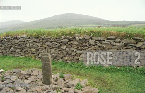 IRLANDA (KERRY) PENISOLA DI DINGLE : ORATORIO DI GALLARUS - STELE   - © 2002 Graziano Arici/Rosebud2 / GEO / MARE
