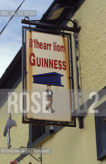 IRLANDA (KERRY) PENISOLA DI DINGLE : INSEGNA IN GAELICO  - © 2002 Graziano Arici/Rosebud2 / GEO